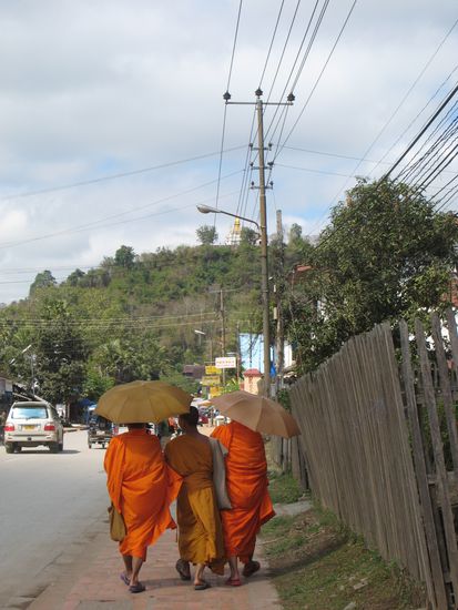 immer und ueberall sieht man die moenche - meist im internet-cafe. luang prabang wirkt mit all den jungen moenchen wie eine uni-stadt. nur eben anders gekleidet.