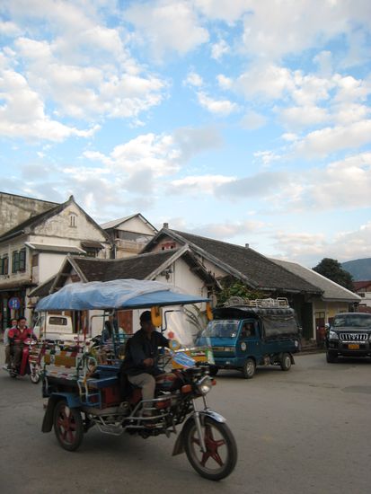 eines der jumbos, die einzigen oeffentlichen transportmittel im staedtchen