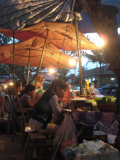 kleines detail: alle verkaeuferinnen schminken sich hingebungsvoll waehrend sie auf kundschaft warten