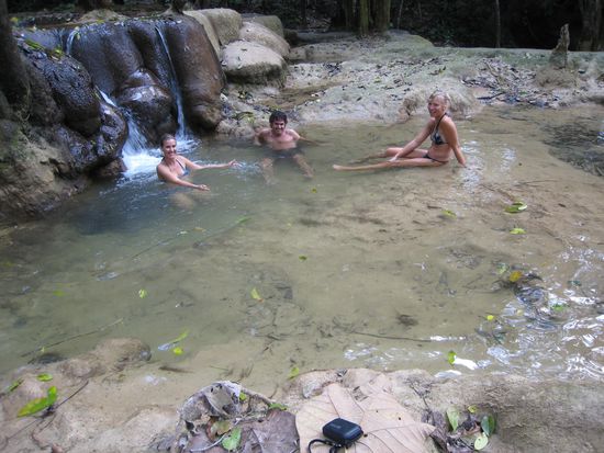 plausch in einem der becken am wasserfall