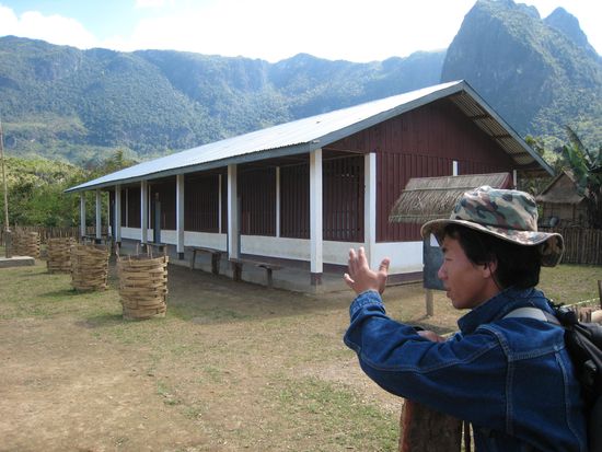 La erklaert die schule, die ganz neu mit spendengeldern gebaut wurde.
