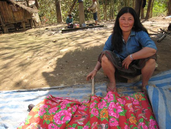 sie macht die matrazen selbst - mit getrockneten blueten aehmlich baumwolle, die in die einzelnen kammern gestopft werden. der stoff wird auf dem markt gekauft.
