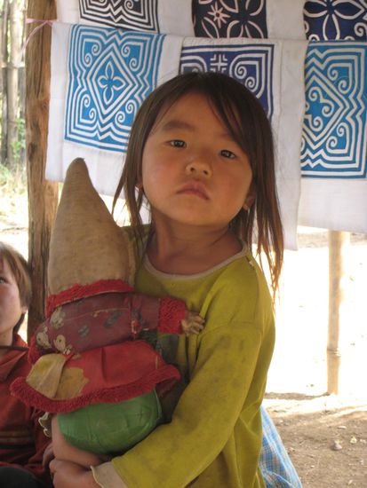 lady mit puppe im dorfshop, wo wir souvenirs kauften - das geld wurde der naehrin direkt in die hand gedrueckt und kam somit an der richtigen stelle an