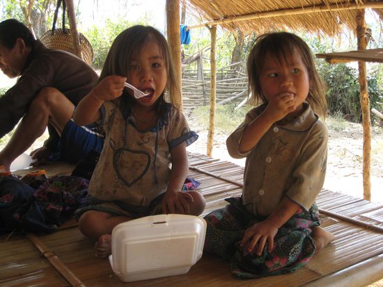die beiden freuten sich ab den ueberresten meines mittagessens, welches La fuer uns in der hand bis hierhoch getragen hat, der gute!
