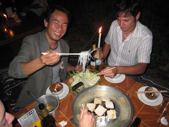 oben grill, drumherum suppe und die beiden maenner als koeche - da kann ja nix schief gehen...