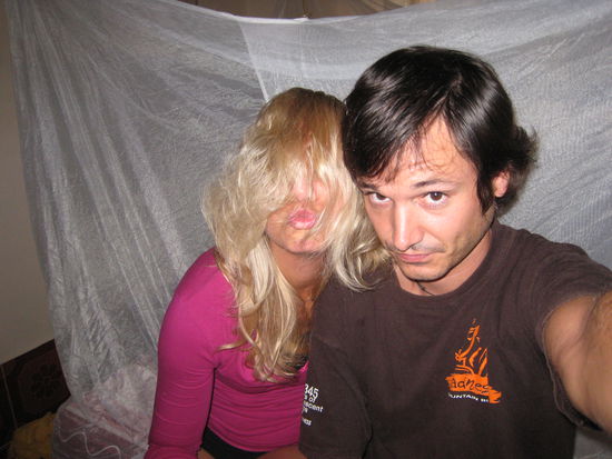 bis auf die frisuren sind wir noch genau die alten  chris war immerhin 3x beim frisoer - sonst koennte er sie jetzt schon flechten...
oben die business-frisur von chris. rapha, was meinst du?