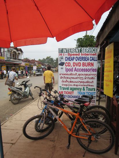 wer modernstes backpacker-equipment sucht muss nur nach laos kommen...