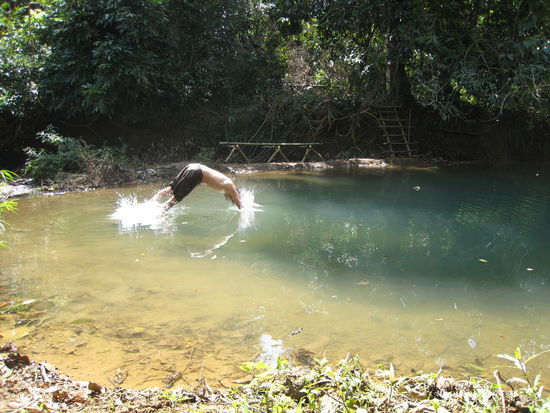 an der lagune zeigt chris, wie man auch ohne wirkliche moeglichkeit zum "jumping" (chris war enttauscht!!) jumpen kann.