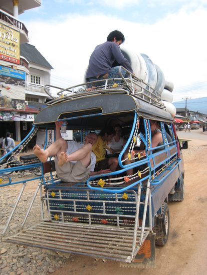rein ins tuk tuk und auf zum tubing-spass