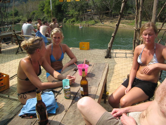 stop nach 50 metern - erstmal ein fahrtbier. hier mit linda und jessica aus stockholm