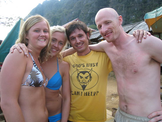 wir gut dass chris dazwischen steht - ich weiss nicht, wie dieser blick von brad zu deuten ist...