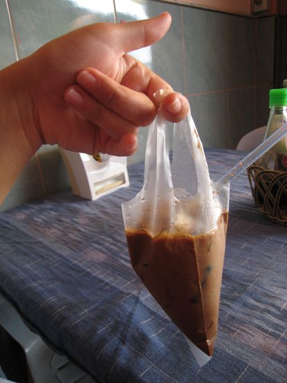 und in vientiane gab's dann erstmal diesen so ueberaus appetitlich aussehenden take away eiskaffee.
lao kaffee haut einen um - da bleibt der loefel stecken, so stark ist der. der weckt tote!