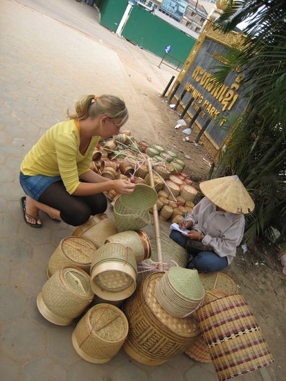 beim bumm,el ueber den markt am naechsten tag erstand ich den dampfeinsatz fuer den kochtopf, um auch daheim sticky rice machen zu koennen. so langsam wird's zeit fuer ne extra tasche oder ich muss nen traeger anheuern.