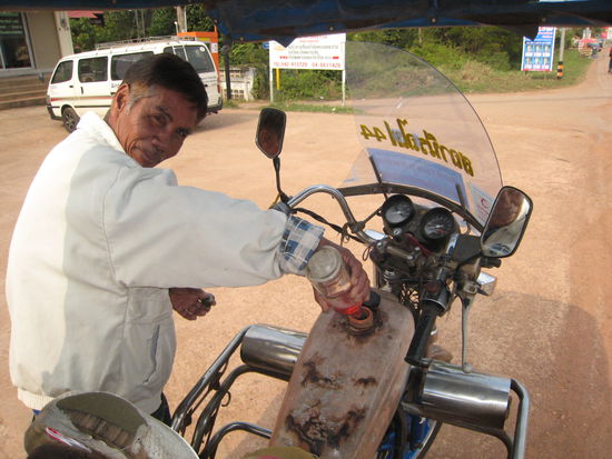 ach ja, unterwegs war beim tuk tuk noch das benzin leer...