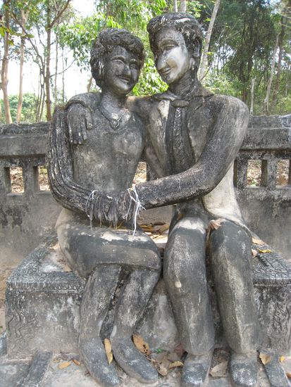 diese skulptur nennt sich "die liebenden", die in der naechsten skulptur gipfelt sobald man verheiratet ist: