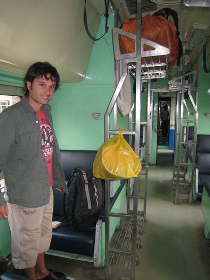 im nachtzug: tagsueber sitze, abends werden betten daraus gemacht. ist bequemer als es aussieht. auch wenn wir dieses mal sogar das ventilator-abteil hatten anstatt klimaanlage.