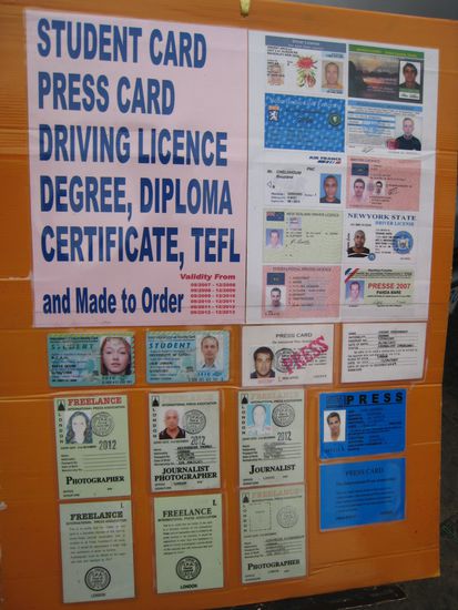 nebenbei kann man sich in den khaosan road auch einen gefaelschten presse-ausweis machen lassen. vermutlich kann man sich unter allen existierenden dokumenten weltweit einfach eins zum faelschen aussuchen...