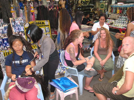 oder man kann sich die schoenen langen haare zu rastas vergewaltigen lassen. straehne fuer straehne wird dabei zu filz gedreht und gequaelt - mit grauste es vom zuschauen...
