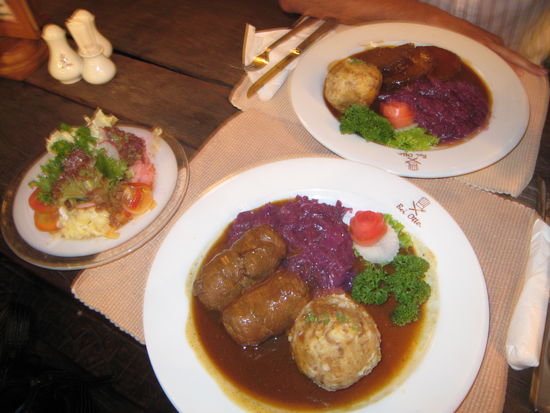 rindsrouladen mit knoedel und blaukraut, sauerbraten und nen gemischten salatteller. 
oma, na, da lacht das herz! du siehst, wir bekommen ueberall was gutes zu essen