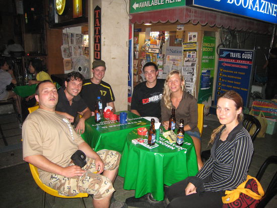 warum nach hause gehen wenn soviele hier sind? 
von rechts mit aline, mir, philipp, dennis, chris und papa udo, der den beiden anderen jungs sagt was zu tun ist  danke fuer einen witzigen abend - das naechste bier gibts dann ab 14.03. daheim!