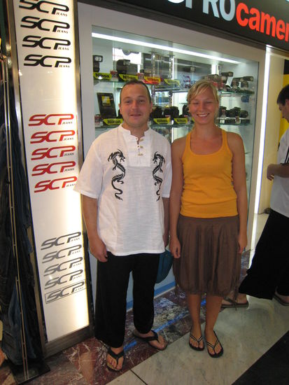 auch wenn ich leicht balla aussehe wollen wir euch daheim dieses bild von udo in voller "thai-montur" nicht vorenthalten. so kennt den udo noch keiner  (inklusive bambus-flip-flops).