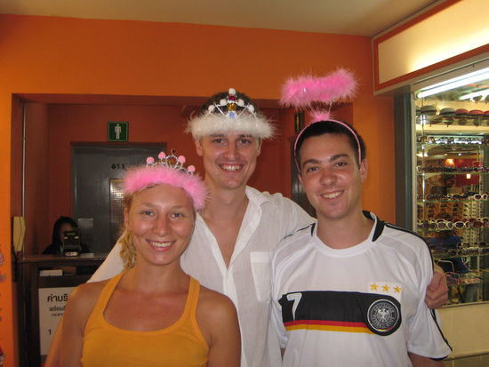 und damit die "versteckten seiten" der beiden anderen jungs auch noch alle sehen wollen wir auch dieses bild zeigen. wir zahlen euch daheim ein bier dafuer