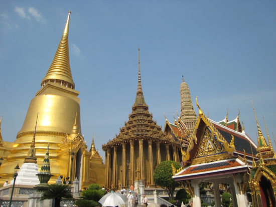 der zum palast gehoerende prunkvolle wat hat sogar uns begeistert, obwohl wir schon viele tempel gesehen haben.