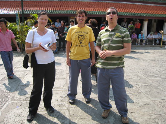sarah erklaert, chris und rolo hoeren staunend zu und ueberlegen insgeheim schon wann und wo sie das erste bier trinken koennen...