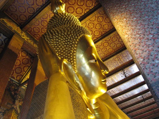 der riesen buddha, wo sarah meinte ich sei ihr nicht genug begeistert. obwohl es sich schon lohnt den riesen-buddha anzuschauen!