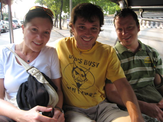 zurueck gings im tuk tuk, um auch diesen spass nochmals mitgemacht zu haben und da grad kein taxi vorbeikam.
an alle bangkok-besucher trotzdem der tip: taxi mit meter sind viel viel billiger als die willkuerlichen preise der tuk tuk fahrer auf kurzstrecken, haben ne klimaanlage und man wird von den abgasen verschont. obwohl philip vielleicht zurecht meinte "es macht aber mehr spass im tuk tuk"