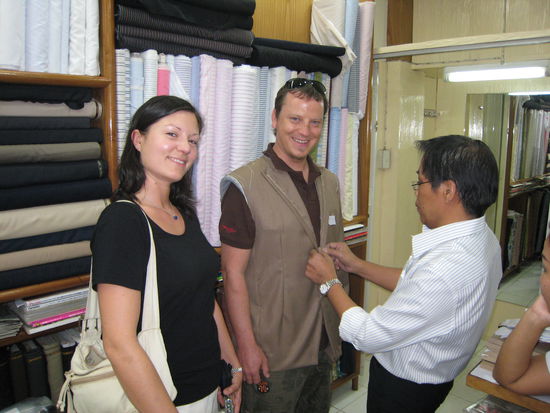 brav strammstehen fuer die erste anprobe am donnerstag