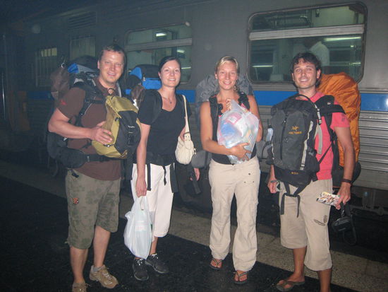 mit der vollen "ueberlebenstuete" gings in den zug. wir finden dass sarah und roland aussehen als waeren sie schon immer mit dem rucksack durch thailand gereist!
