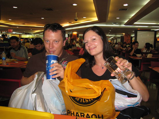 nach vielem shoppen bekam klein-roland erstmal ne pepsi