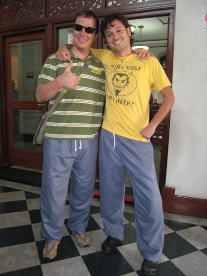 und mit einer besucher-thai-hose sieht roland nach nicht mal einem tag schon aus wie ein "sockiger" backpacker! alles easy, alles locker