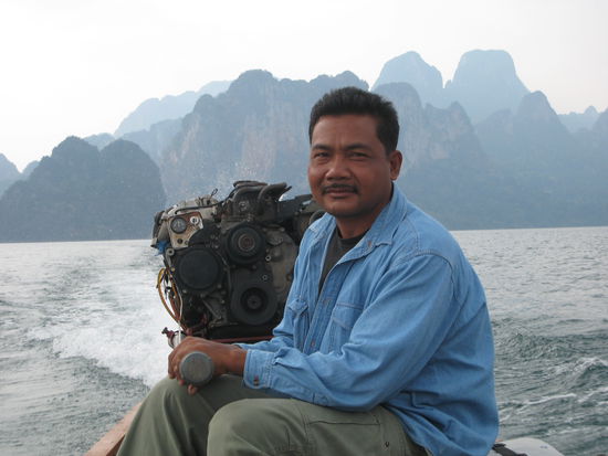 zurueck mit dem ausgebauten motor eines autos - warum kompliziert wenns auch einfach geht?! seit wir roland dabeihaben fallen uns viele solche dinge auf, die man vorher einfach uebersehen hat (froesche, automotoren, affen, fische,...)