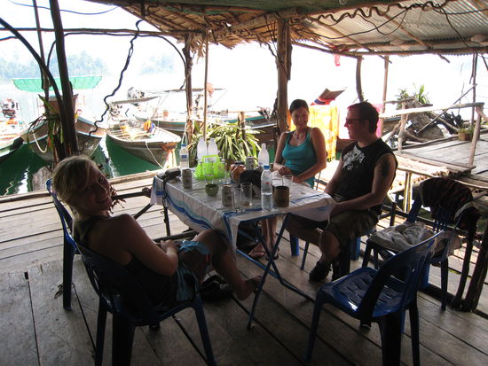 doch das bereits inbegriffene leckere mittagessen zu essen war toll! auch wenn sarah irgendwann glaub selbst die gebratenen nudeln scharf fand