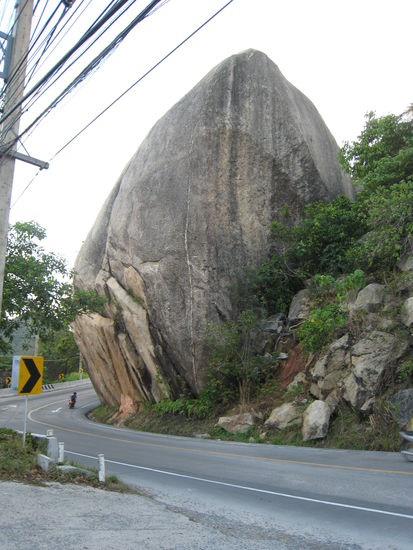 Der Elefantenfelsen, der wirklich ganz schoen gigantisch ist, wie man im Vergleich zum Mopedfahrer darunter sieht.