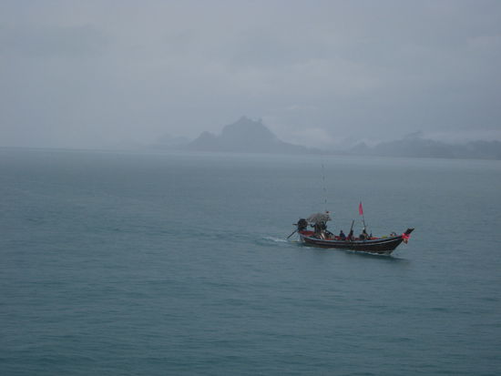 Das Wetter war nicht schoen aber die Faehrtueberfahrt recht ruhig und kurzweilig.(mit Thaiboxen im TV...ach ja, hier gibts kaum ein Verkehrsmittel ohne Fernseher oder sonstige Droehnungen aus jeglichen Lautsprechern und Bildschirmen)