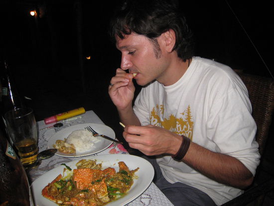 Chris und Roland haben sich Krabben bestellt, die sie dann abends mit Genuss wie man sieht verspeist haben.