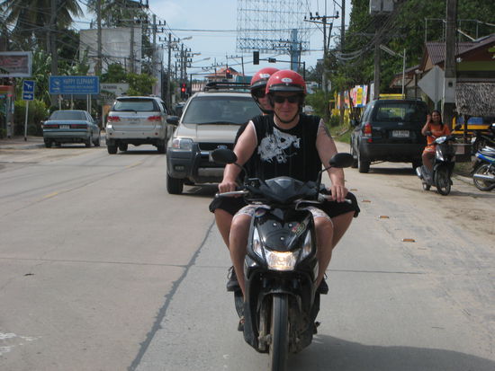 Die zwei Biker auf Tour. Danke Sandra fürs Fotos machen, ich wäre nicht entspannt genug gewesen im dichten Verkehr mich nach hinten zu drehen und noch die Kamera ruhig zu halten.
