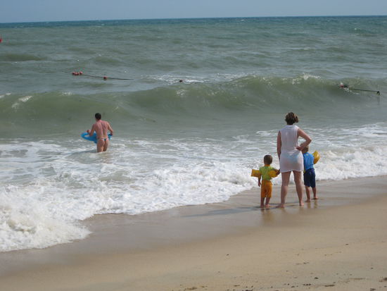 Badenixen in Chaweng am Strand. Den Po des Mannes bitte genauer beachten. Die Frau und die Kinder am Strand sind der Rest der Familie. Jedem das seine.
