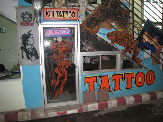 Wahrscheinlich der kleinste Tattooladen der Welt. Unter einer Treppe. Auch das noch als Nachtrag zur Rubrik "was uns so alles auffiel"