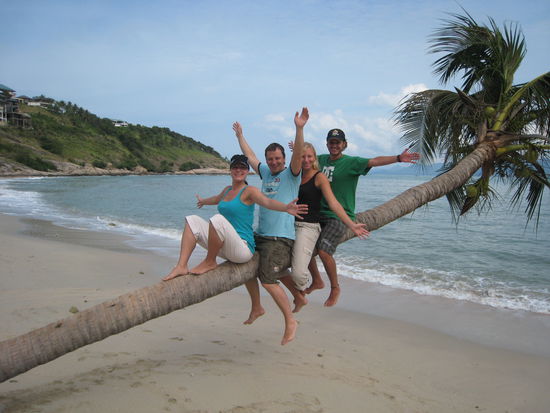 Auf der schönen gebogenen Palme - wie gemacht für ein Foto zum Abschied.
Auf nach Koh Tao...mal schauen, ob da türkises Wasser auf uns wartet.