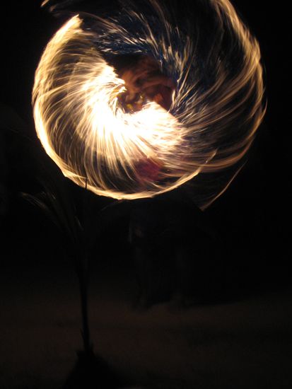 einer der feuerwerfer, die am strand ihr show abhalten.