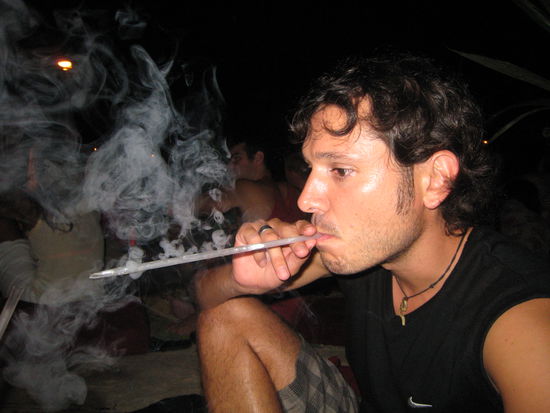 auch bei chris alles easy, alles locker. sieht abenteuerlicher aus als es ist: strohhalm und zigarette. nicht dass sich daheim noch welche sorgen machen...