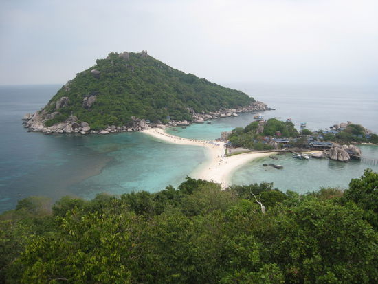 stop an der kleinen nachbarinsel mit der sandbank, wo sarah und chris brav zum aussichtspunkt wanderten