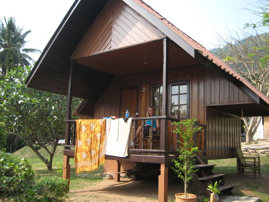 mit einem netten, 12EUR-schnaeppchen fast direkt am strand im schoenen bow thong resort ganz am ende des sairee beach - mit der besitzerin muss man nicht unbedingt einen trinken gehen..., doch ansonsten koennen wir die anlage waermstens empfehlen!