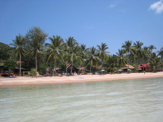 und nach hinten. das haus in der mitte ist unser hausrestaurant