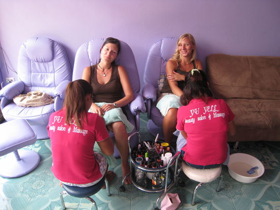 und zum abschluss gab es fuer 3 EUR noch eine stunde manikuere - wo roland sich im vorfeld fragte was man eine stunde lang an den haenden rummachen kann wo man am ende ja doch nix sieht. maenner!