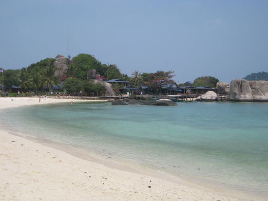 traumstrand von sarah und roland wo die beiden sogar die blaupubnkt-stachelrochen im seichten wasser umschnorcheln konnten!